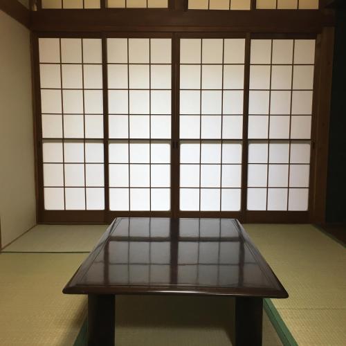 una mesa de cristal frente a una gran ventana en Villa Hineno / Vacation STAY 79056 en Izumi-Sano