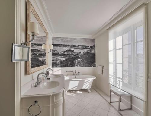 Koupelna v ubytování Hôtel du Palais Biarritz, in The Unbound Collection by Hyatt