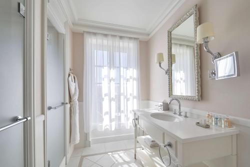 Salle de bains dans l'établissement Hôtel du Palais Biarritz, in The Unbound Collection by Hyatt