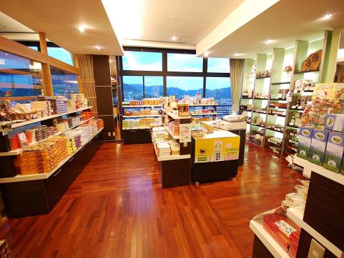 a grocery store with a large room filled with products at Ryokan Biyunoyado in Yamanouchi
