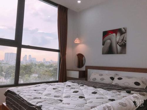 מיטה או מיטות בחדר ב-BOM HOMES- VINHOMES GREENBAY- Service Apartment