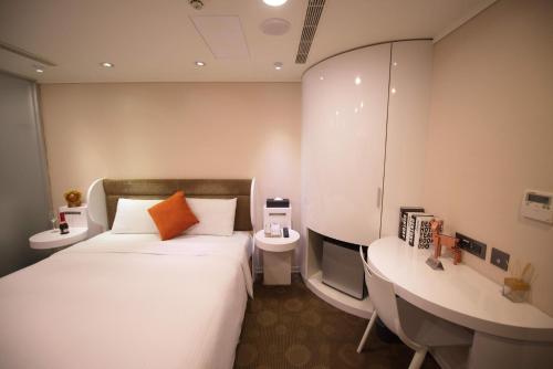 A bed or beds in a room at Ximen Airline Hotel