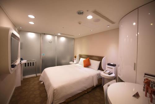 een hotelkamer met een bed en een wastafel bij Ximen Airline Hotel in Taipei
