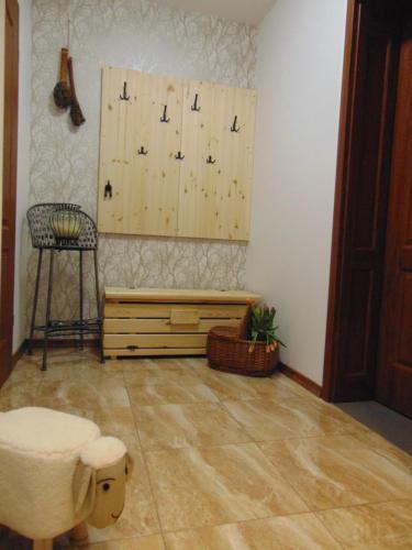 una habitación con una pared con un banco y una mesa en Czorsztynska willa, en Czorsztyn