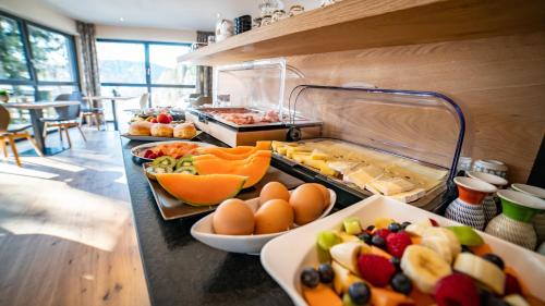 a buffet with a lot of food on a counter at Apartment Hotel Christine in Avelengo