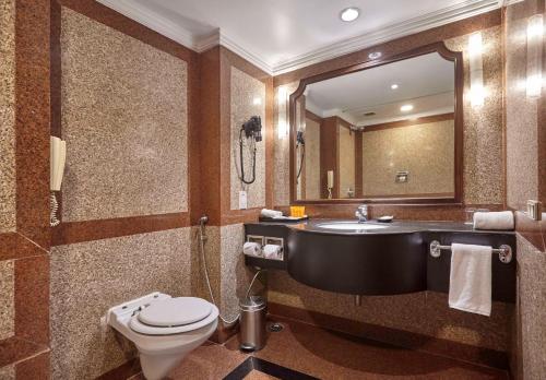 Ванная комната в The Everest Hotel