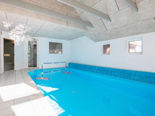 - une grande piscine d'eau bleue dans une chambre dans l'établissement 10 person holiday home in Oksb l, à Mosevrå