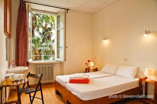 Säng eller sängar i ett rum på Lake Como Peace Lodge - Casa della Pace