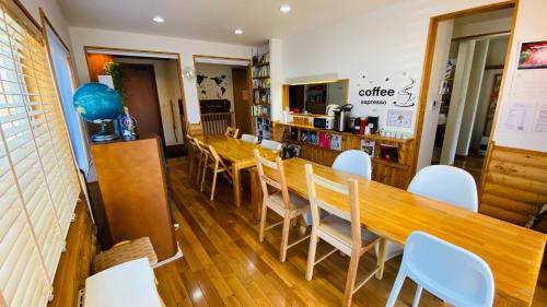 北塩原村にある2nd Houseの木製のテーブルと椅子のあるダイニングルーム