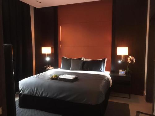 Llit o llits en una habitació de Dana Hotel & Residences