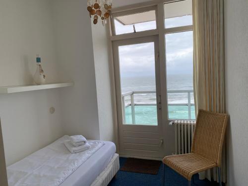ザントフォールトにあるDe Steltloperのベッド1台、海の景色を望む窓が備わる客室です。