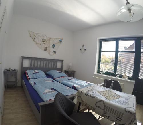 1 Schlafzimmer mit 2 Betten und einem Tisch mit Stühlen in der Unterkunft Haus Fernsicht in Thiessow