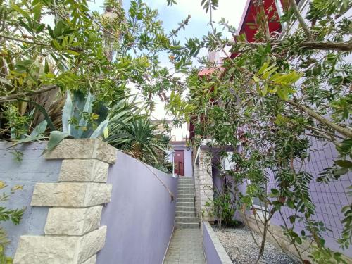 eine Treppe, die zu einem Haus mit Bäumen führt in der Unterkunft ApartHotel Viola in Pula