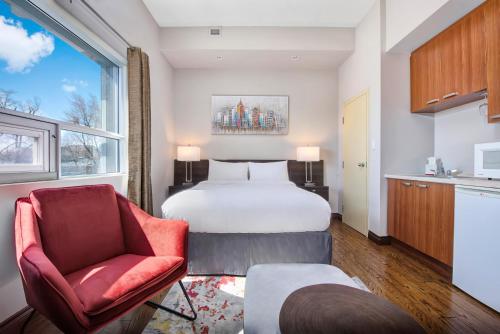 En eller flere senge i et værelse på The Willowdale Hotel Toronto North York