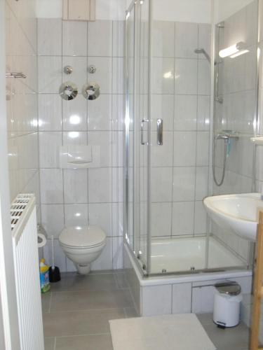 a bathroom with a shower and a toilet and a sink at Schönes 2-Zi. App. 55 qm - voll möbliert - citynah in Elmshorn