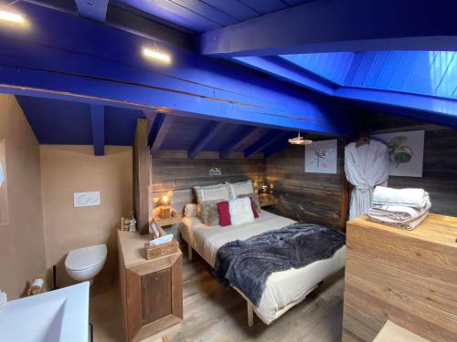 a bedroom with two beds and a blue ceiling at Micro-lodge, Le Petit Nid d'Amour in Montriond
