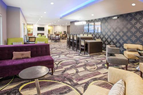 a hotel lobby with couches and chairs and a bar at La Quinta Inn and Suites by Wyndham Elkhart in Elkhart