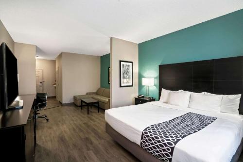 Pokój hotelowy z dużym łóżkiem i kanapą w obiekcie La Quinta by Wyndham Lebanon w mieście Lebanon