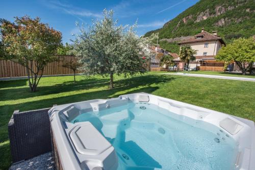 a hot tub in the backyard of a house at Garni Gartenheim in Caldaro