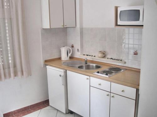 Kuchyň nebo kuchyňský kout v ubytování Apartments Mare