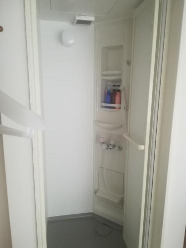 東京にあるHOTEL LITTLE BIRD OKU-ASAKUSA / Vacation STAY 79446の小さなバスルーム(白い冷蔵庫付)が備わります。