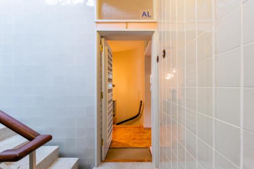 Vonios kambarys apgyvendinimo įstaigoje AMAZING DUPLEX - Mid Century Experience & PARKING