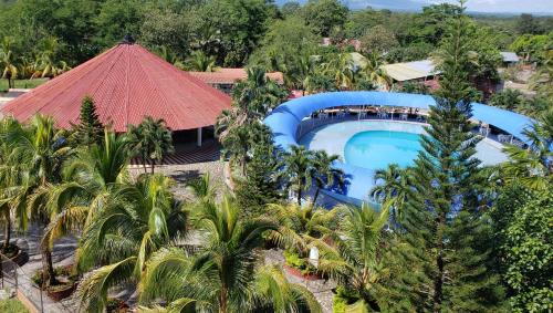 uma vista panorâmica de um resort com uma piscina em Hotel y Parque Turístico Navar City em Villavicencio
