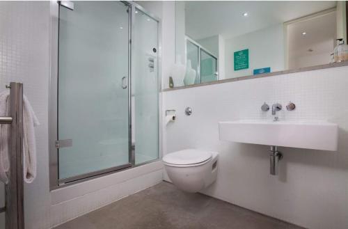 e bagno con servizi igienici, lavandino e doccia. di Royal William Yard Studio FREE PARKING & WiFi a Plymouth