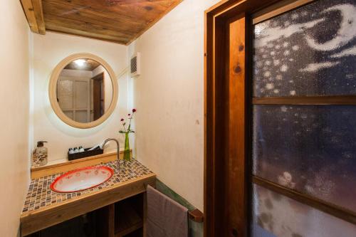 Een badkamer bij kominka villa Awa 淡