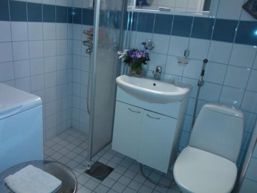 A bathroom at Koskikatu Apartment