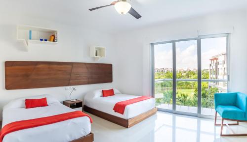 Habitación de hotel con 2 camas y ventana en Z Casa AltaMar Norte condo, en Playa del Carmen