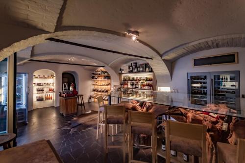 una habitación con un bar con un montón de botellas de vino en Stupperhof en Kitzeck im Sausal