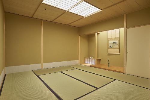 an empty room with a table and a skylight at The Okura Tokyo in Tokyo