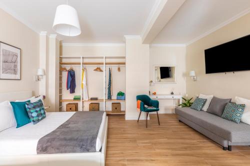 Momo Central Rome 2 في روما: غرفة نوم بها سرير كبير وأريكة