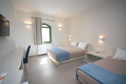 Gallery image of Pelican Hotel in Fira