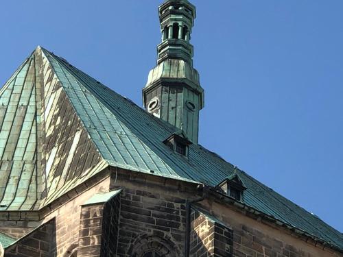 eine Kirche mit einem Uhrturm darüber in der Unterkunft Apartments Altstadthaus Görlitz in Görlitz