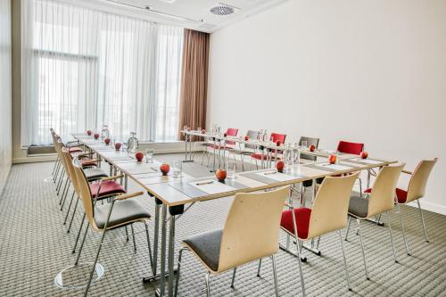 a conference room with a long table and chairs at IntercityHotel Hamburg-Barmbek in Hamburg