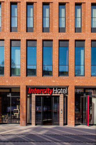 a brick building with an entrance to an emergency hospital at IntercityHotel Hamburg-Barmbek in Hamburg
