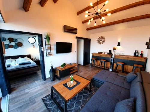 Postel nebo postele na pokoji v ubytování Bagoly Wellness Apartman