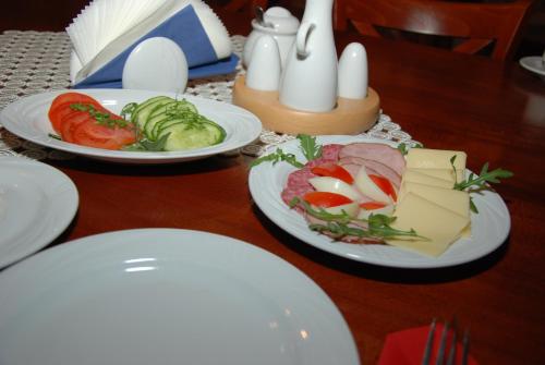 three plates of food on a wooden table at Willa STRITZKI in Wisła