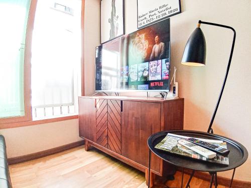 
A television and/or entertainment center at Coopie House 2 (two Rooms+King+Queen+Sofa bed)
