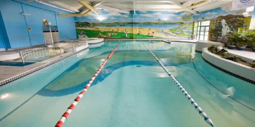 uma grande piscina com piscina em Celtic Ross Hotel & Leisure Centre em Rosscarbery