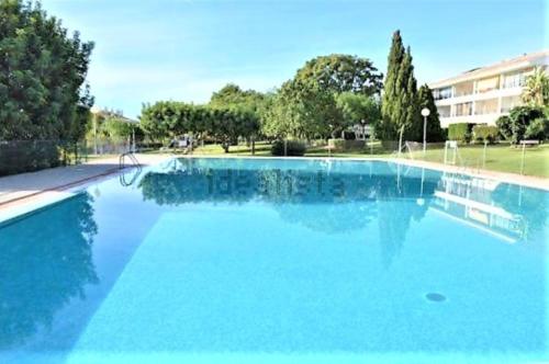 una gran piscina de agua azul en APARTAMENTO CERCA DE PLAYA Y MONTAÑA IDEAL FAMILIAS O RELAX, en Puzol
