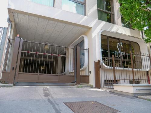 Η πρόσοψη ή η είσοδος του Le Drouhouse + parking privé