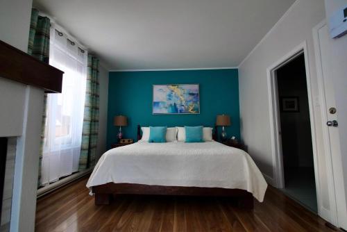 Ένα ή περισσότερα κρεβάτια σε δωμάτιο στο Auberge Fleurs de Lune