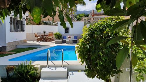 een zwembad in de achtertuin van een villa bij Lovely Apartment in Alhaurín de la Torre