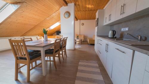Kuchyň nebo kuchyňský kout v ubytování Apartmány U Sjezdovky