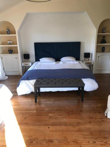 1 dormitorio con 1 cama grande con manta azul en Les Chênes, en Bénesse-Maremne