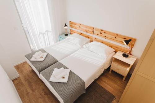 ein Schlafzimmer mit einem großen Bett mit zwei weißen Gerichten darauf in der Unterkunft 3in1 Holiday Home in Rogoznica