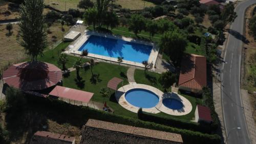 an aerial view of a house with a swimming pool at Vía Caparra Superior in Oliva de Plasencia